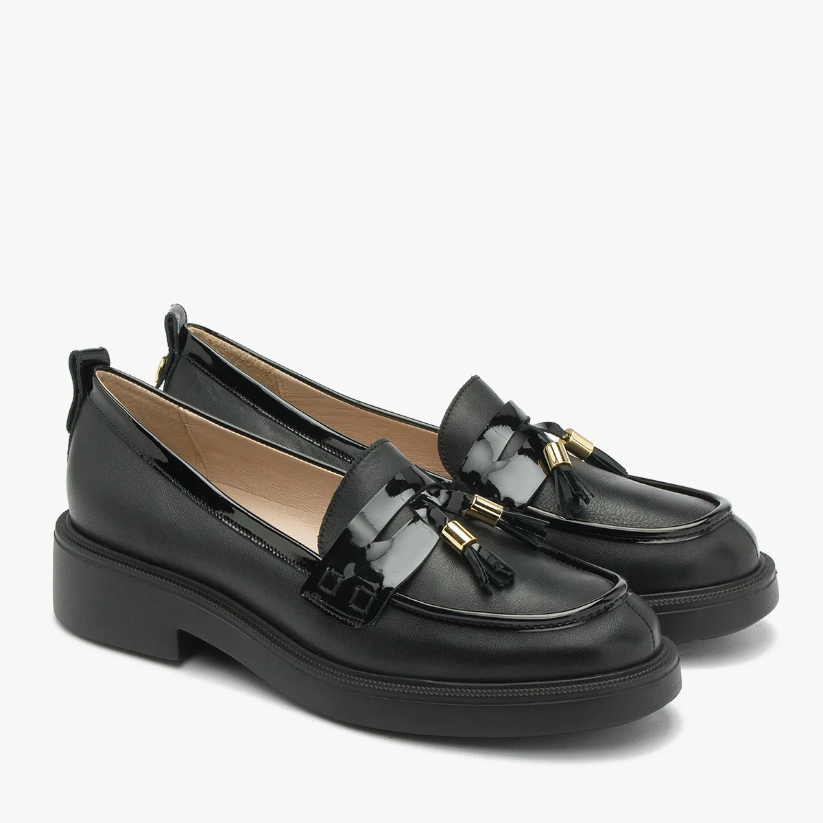 Czarne mokasyny z ozdobnymi frędzlami