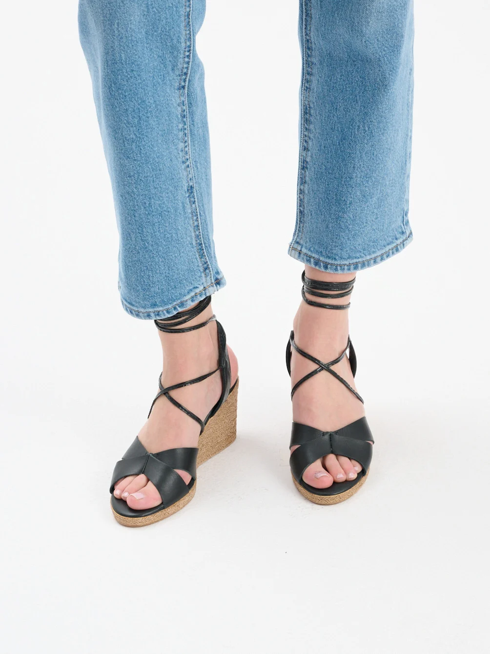 Czarne sandały z ozdobnymi paseczkami