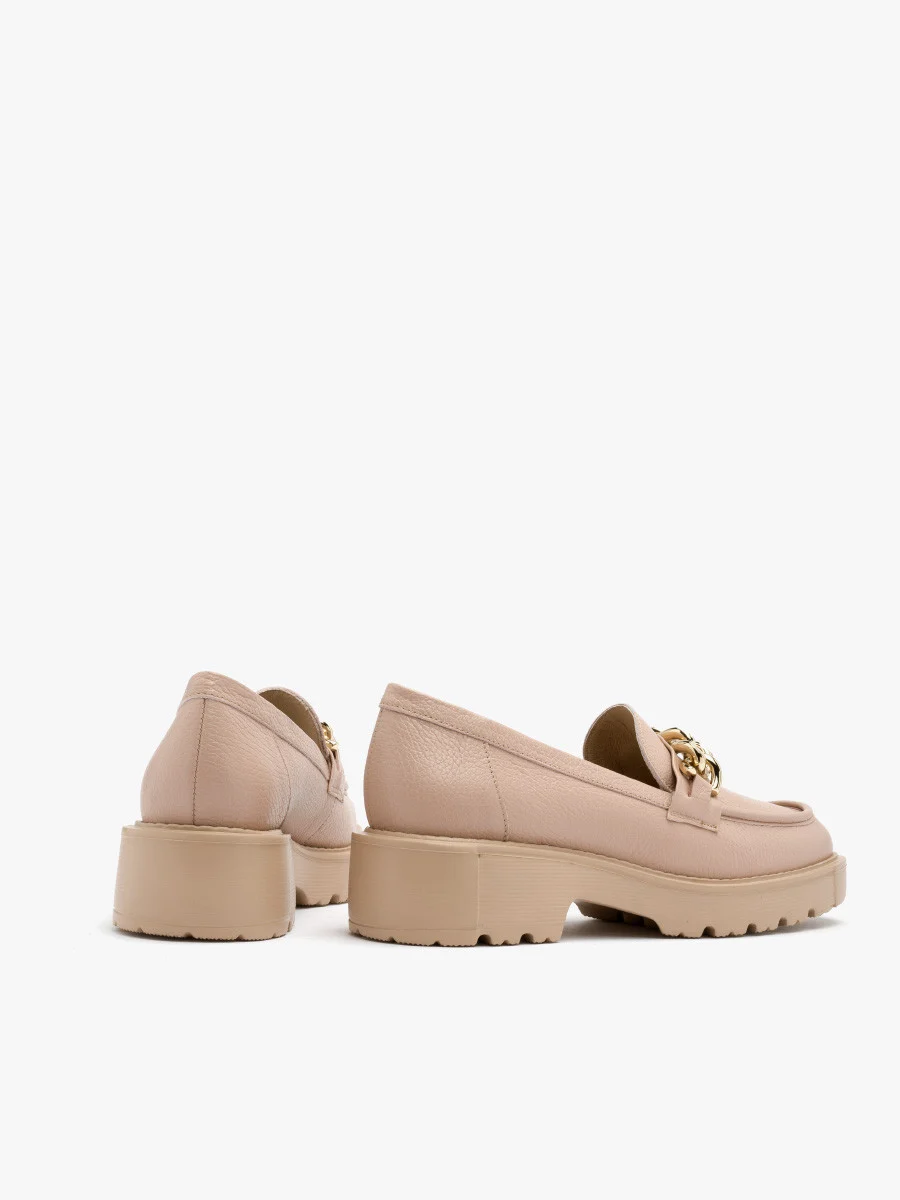 Różowe mokasyny ze złotym łańcuchem ozdobnym