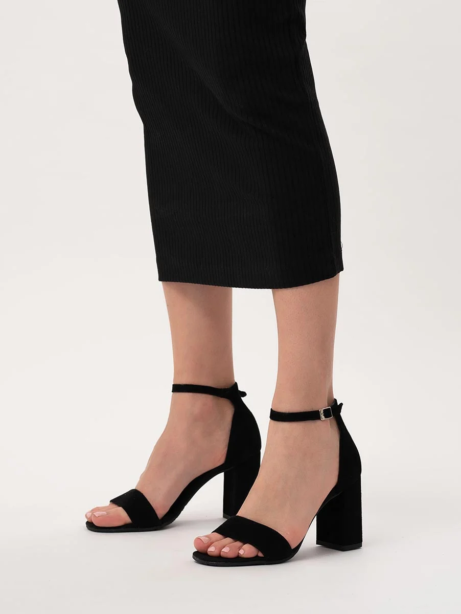 Dwuczęściowe czarne sandały na słupku