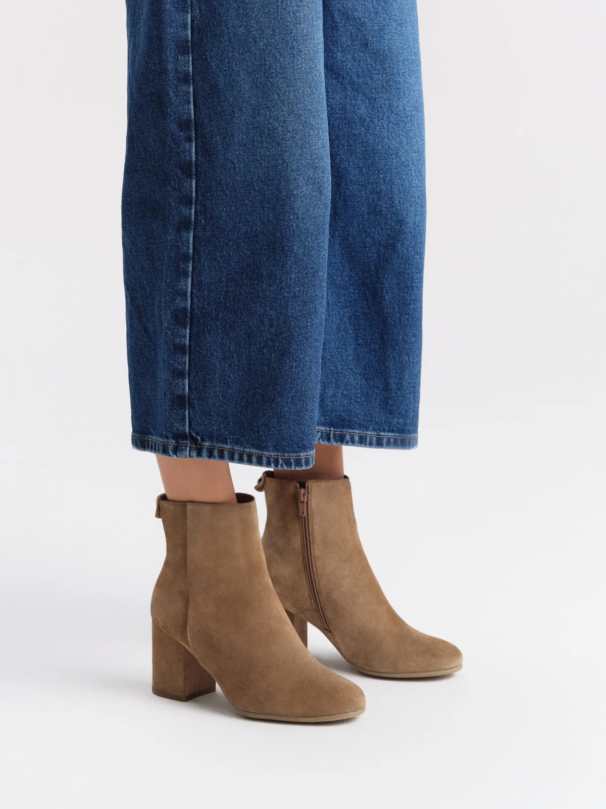 Klasyczne, welurowe botki
damskie na masywnym klocku