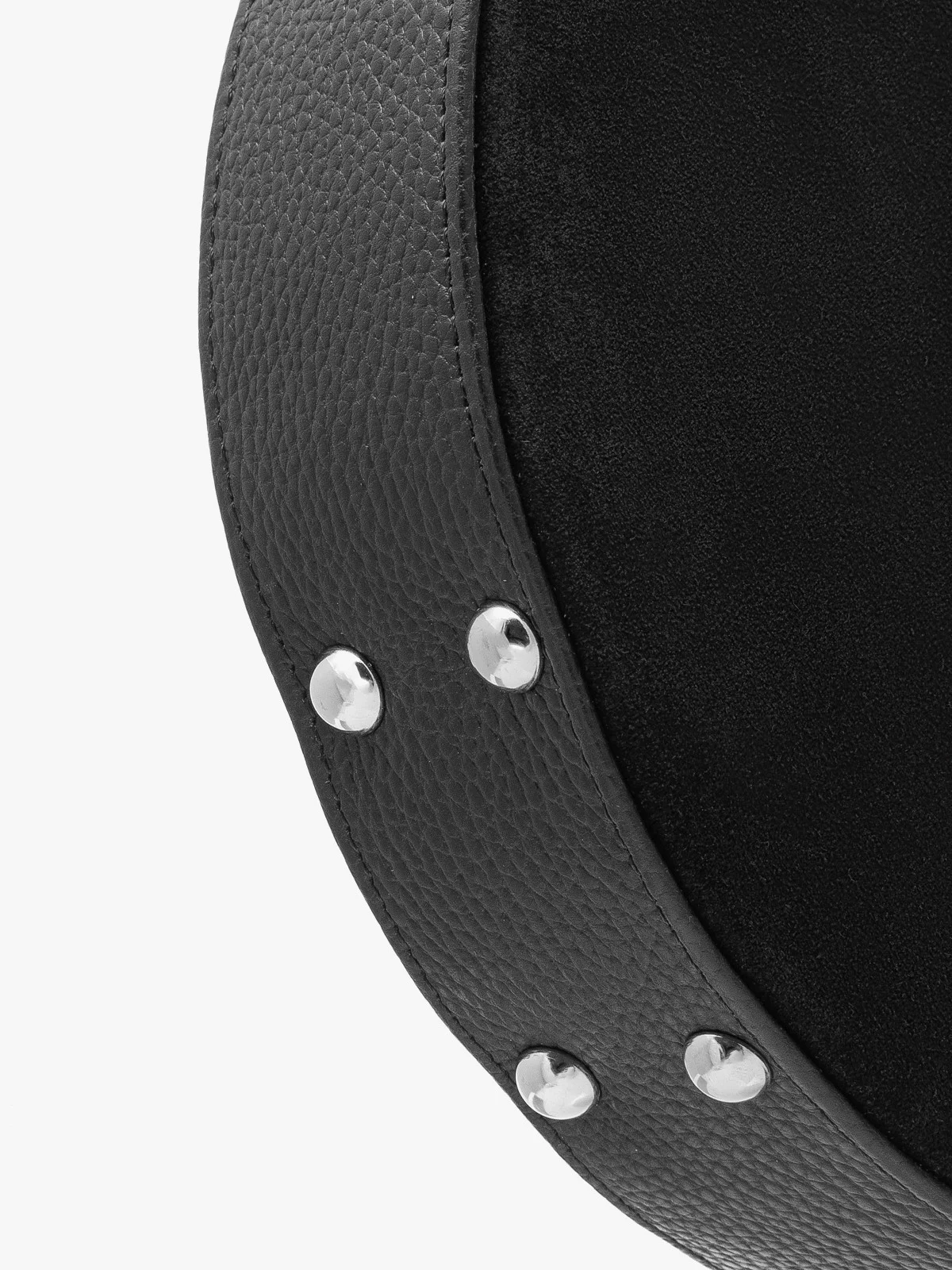 Mała, czarna torebka na szerokim pasku z taśmy