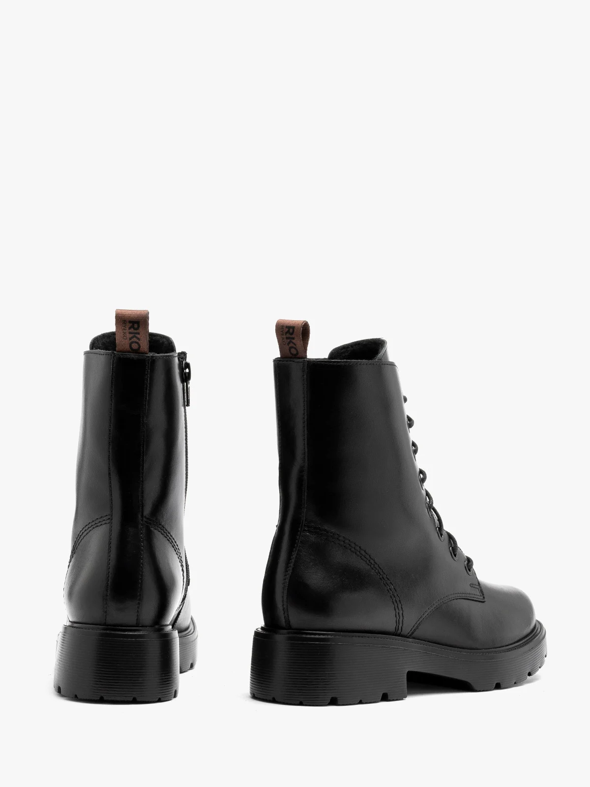 Klasyczne, czarne trzewiki na lekkim spodzie