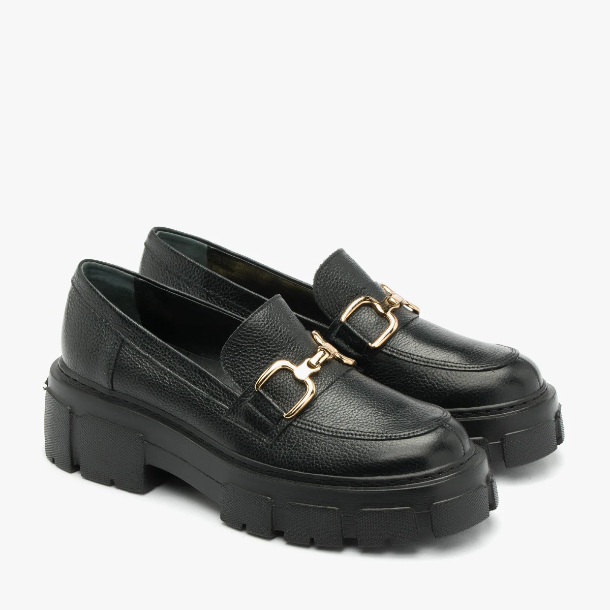 Czarne mokasyny ze złotą ozdobą