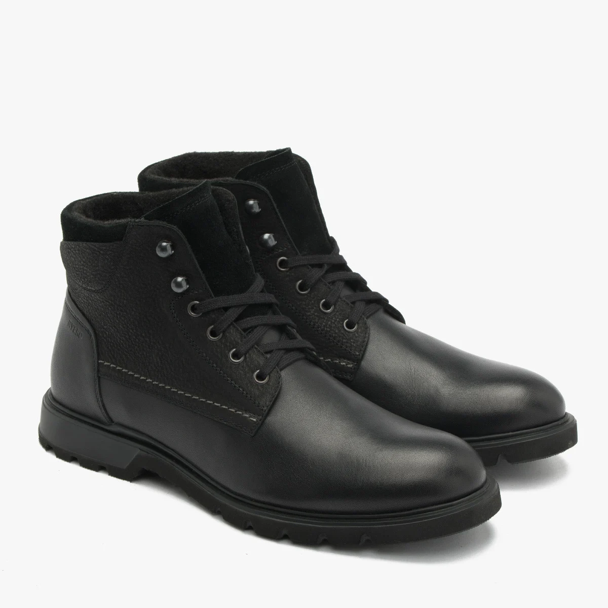 Czarne trzewiki z łączonych skór