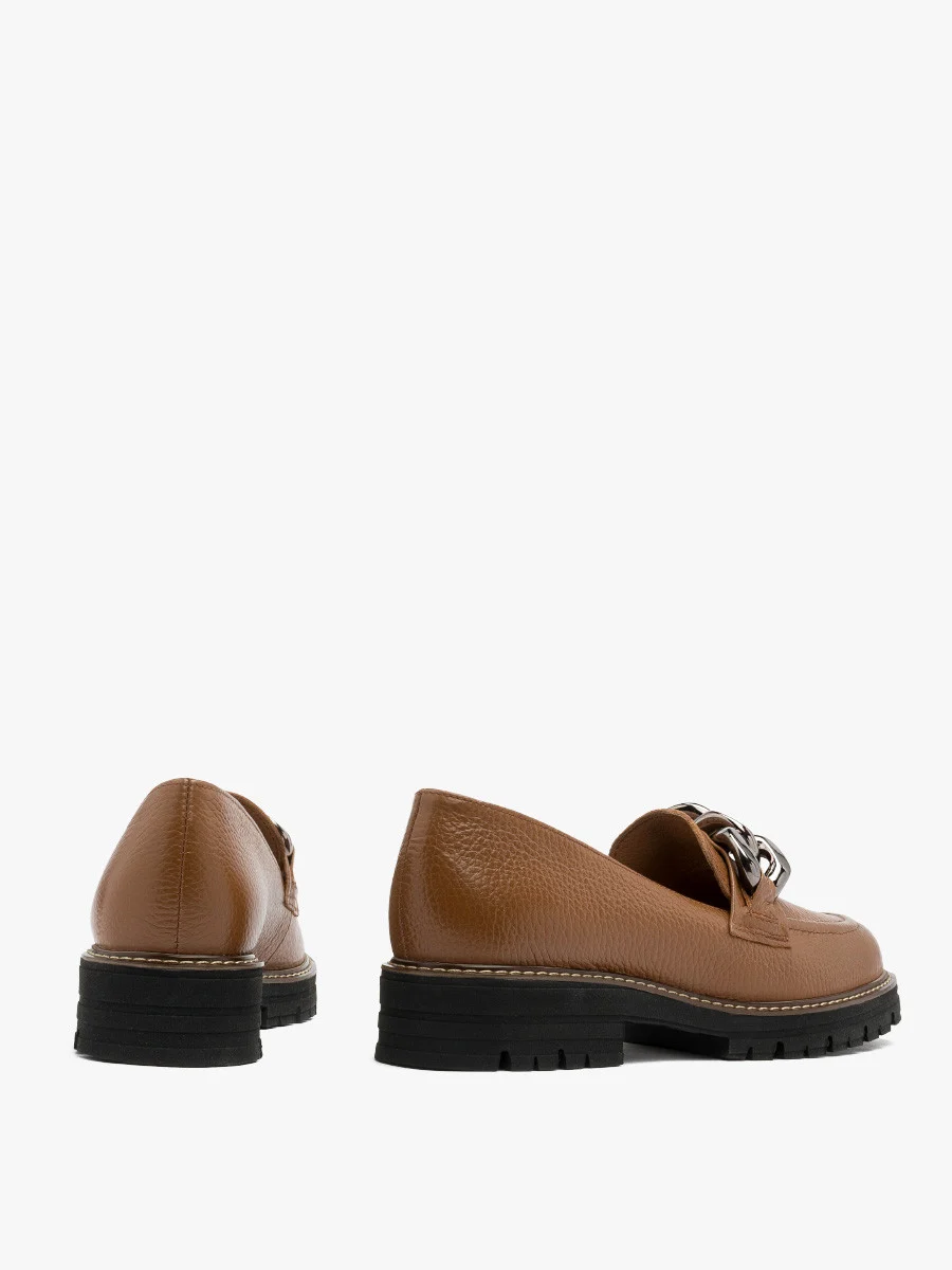 Brązowe mokasyny z łańcuchem