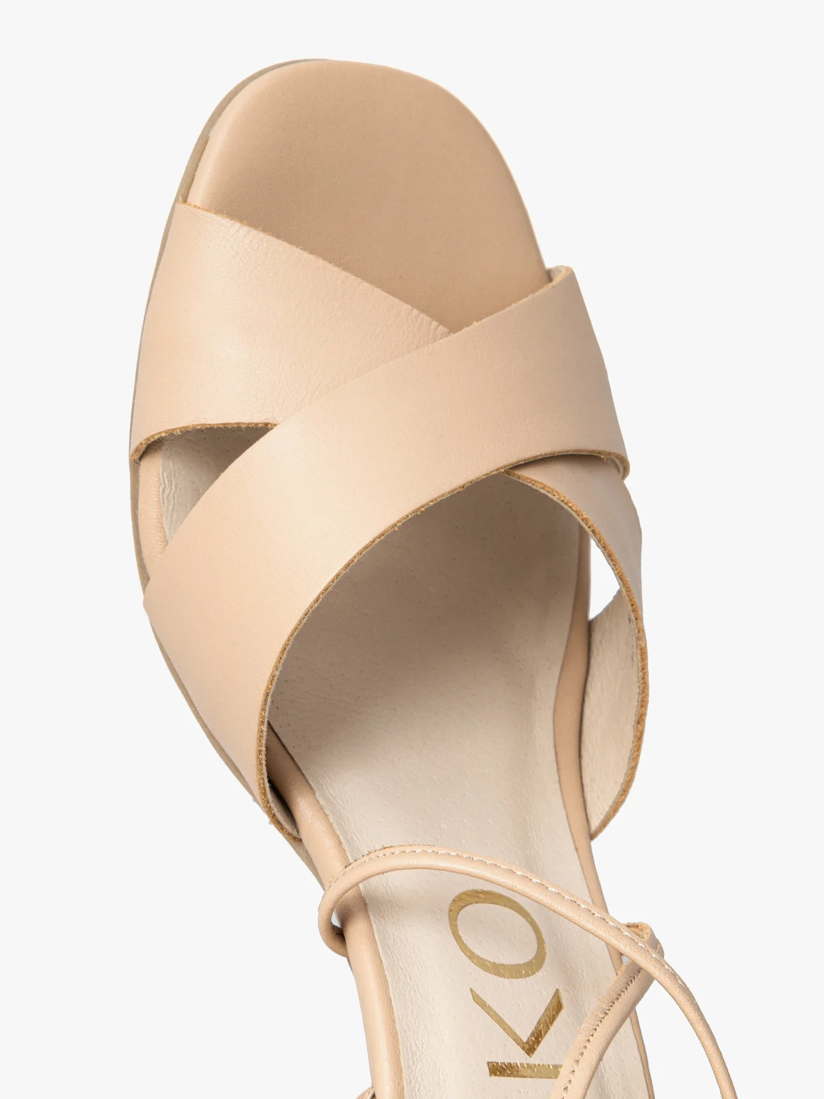 Beżowe sandały na słupku z wiązaniem wokół kostki