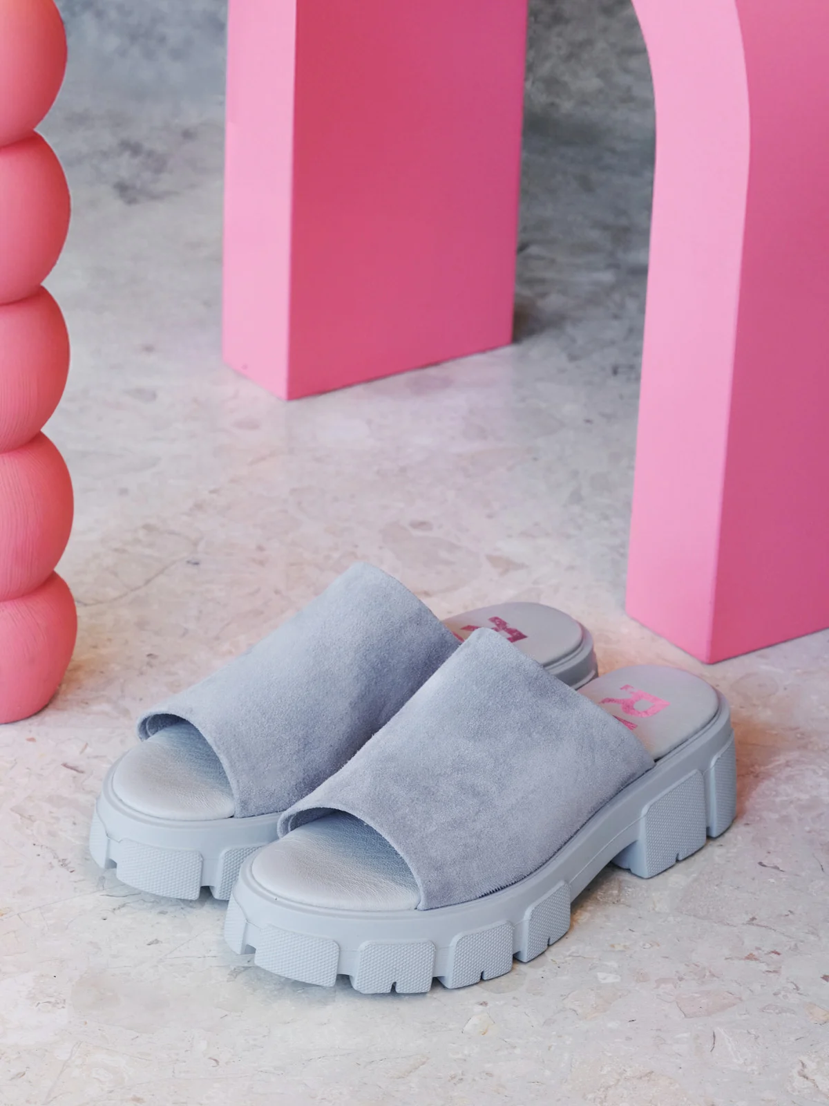 Niebieskie klapki na masywnym spodzie