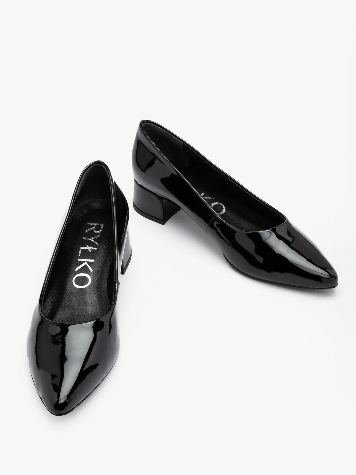 Czarne, lakierowane czółenka na niskim obcasie