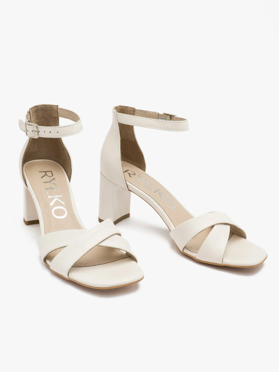 Kremowe sandały na oblekanym obcasie