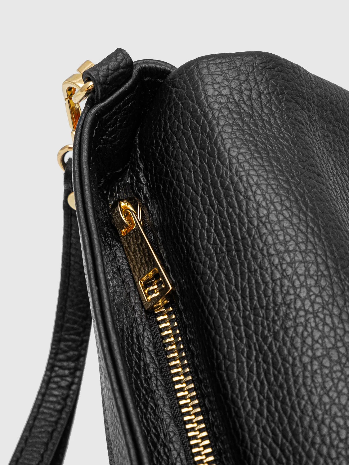 Mała, czarna torebka z poręczną rączką