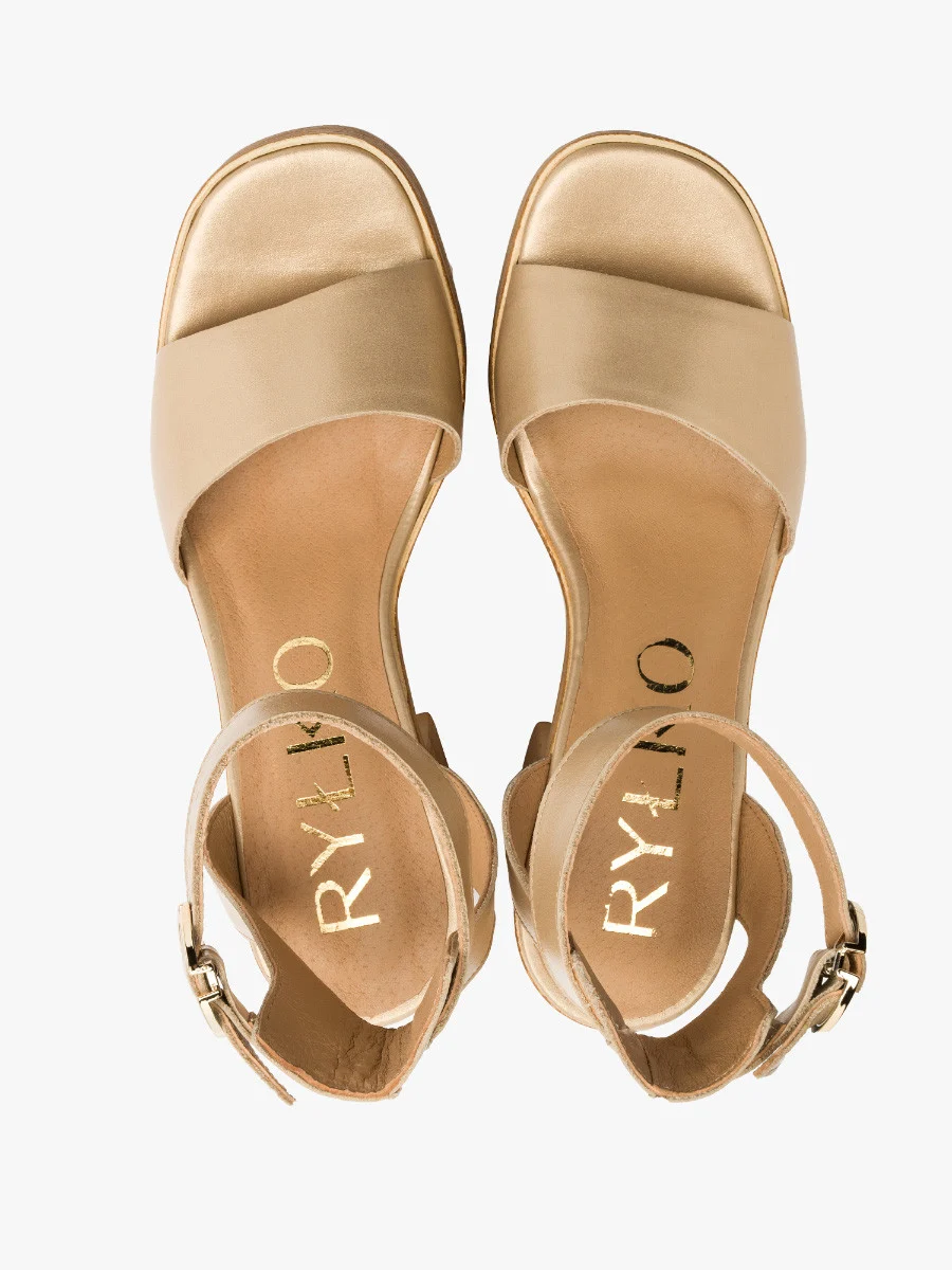 Złote sandały na balu