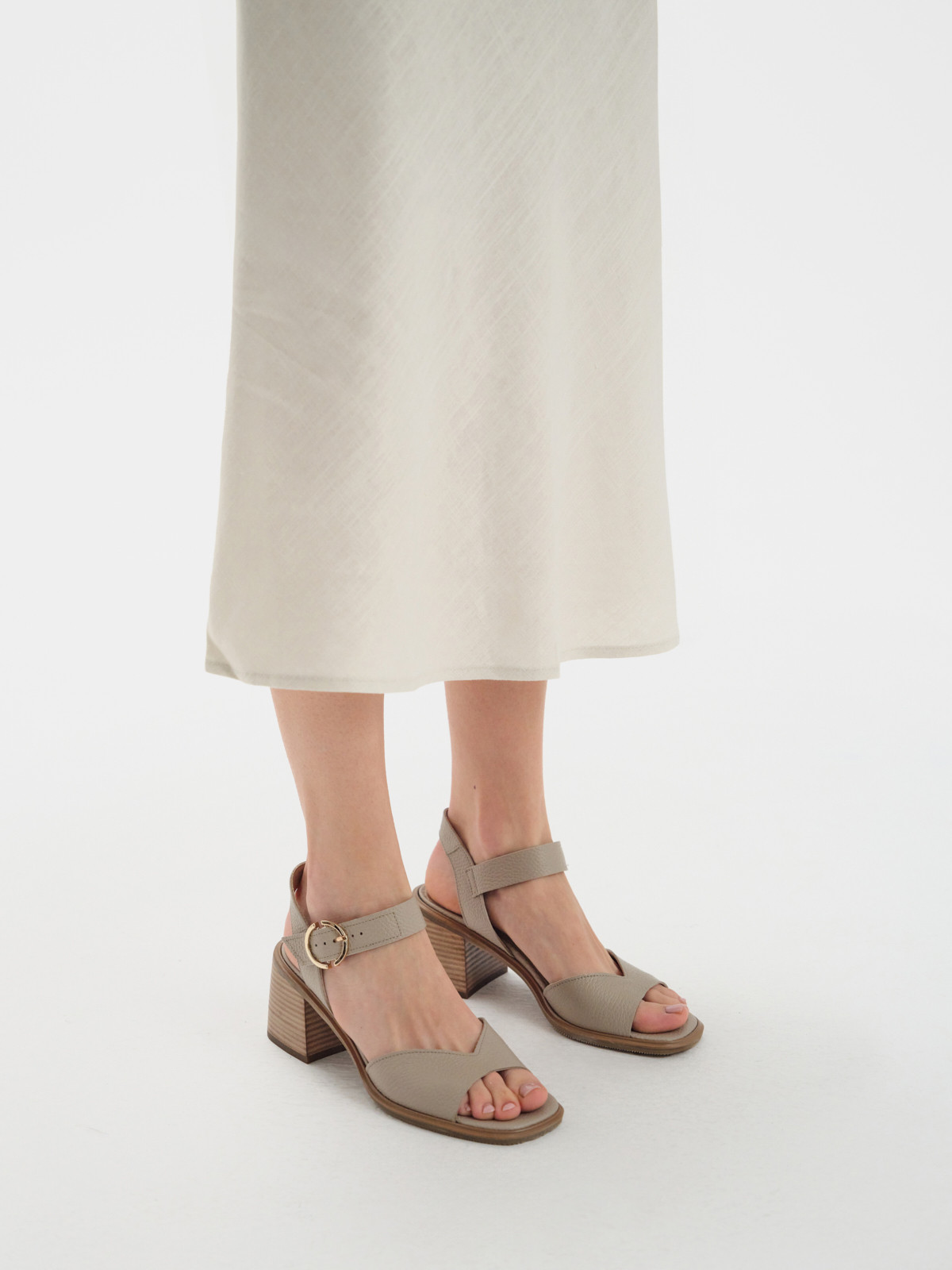 Beżowe sandały na masywnym obcasie