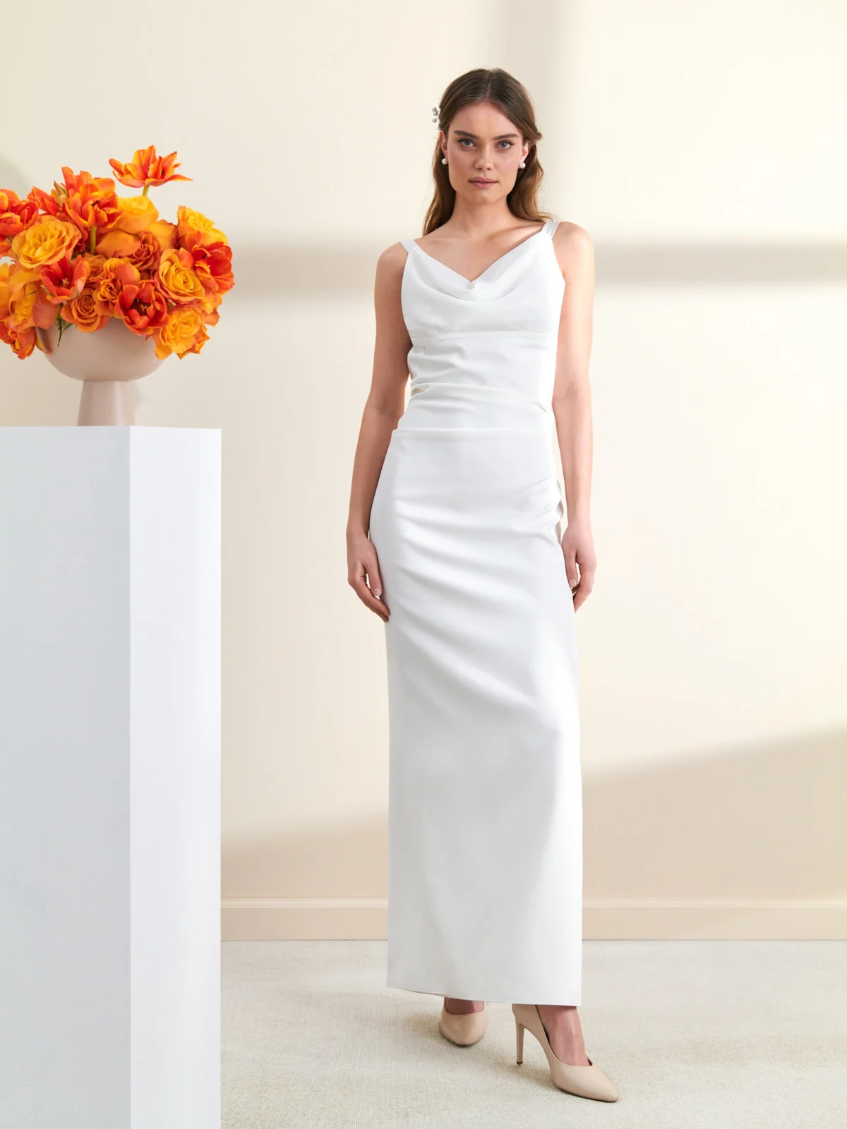 Jasnobeżowe czółenka na wysokim obcasie