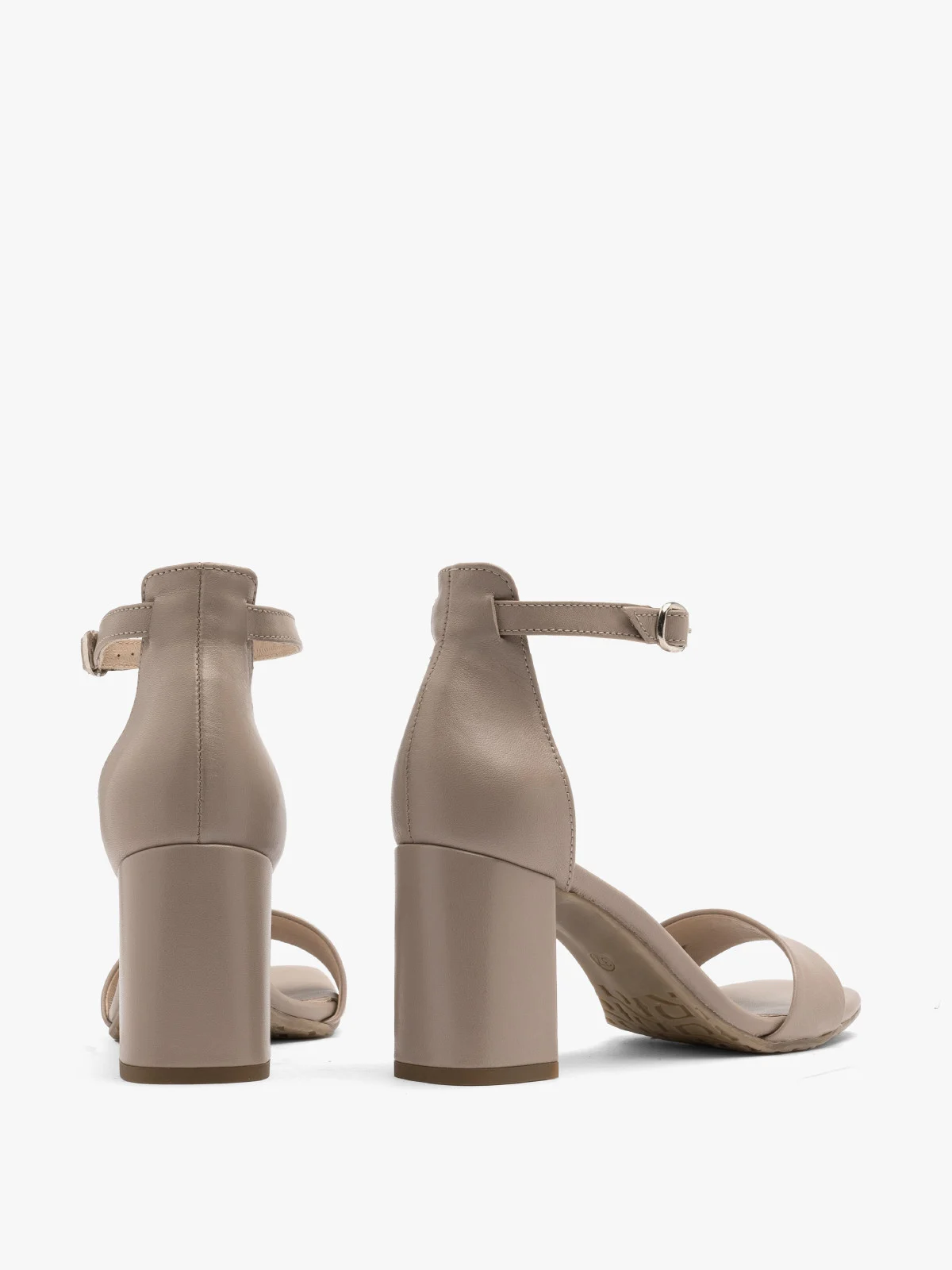 Beżowe sandały na słupku
