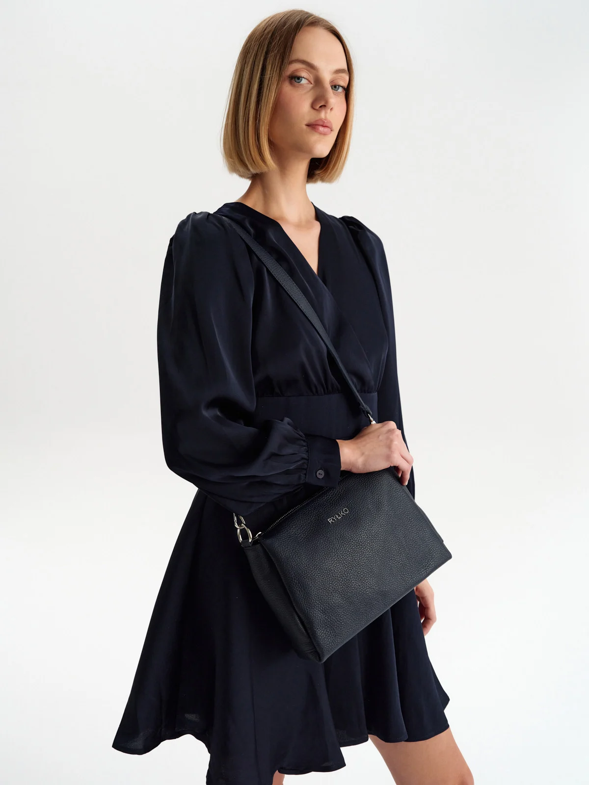 Granatowa torebka listonoszka, średniej wielkości