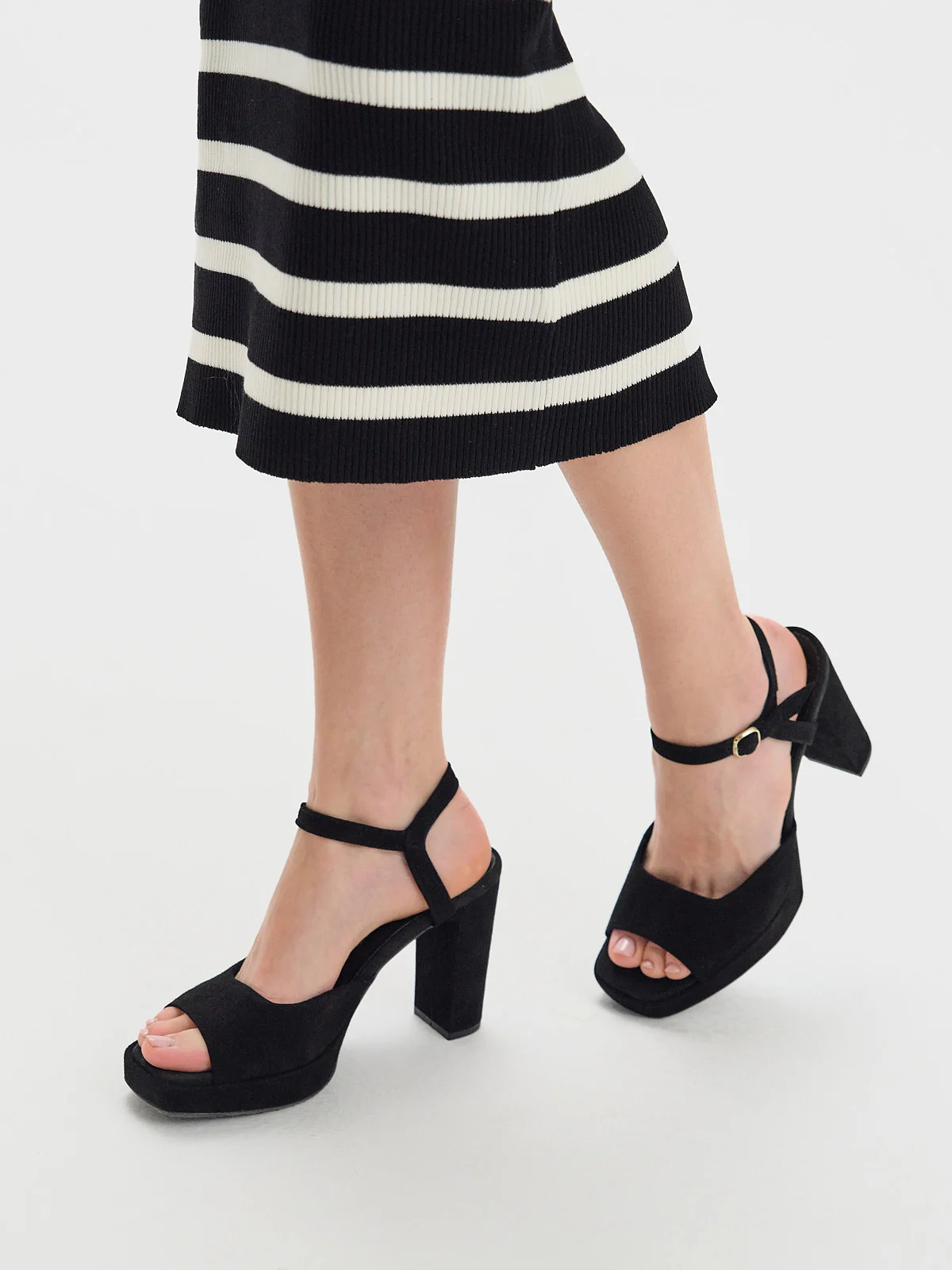 Czarne, welurowe sandały na wysokim słupku oraz balu