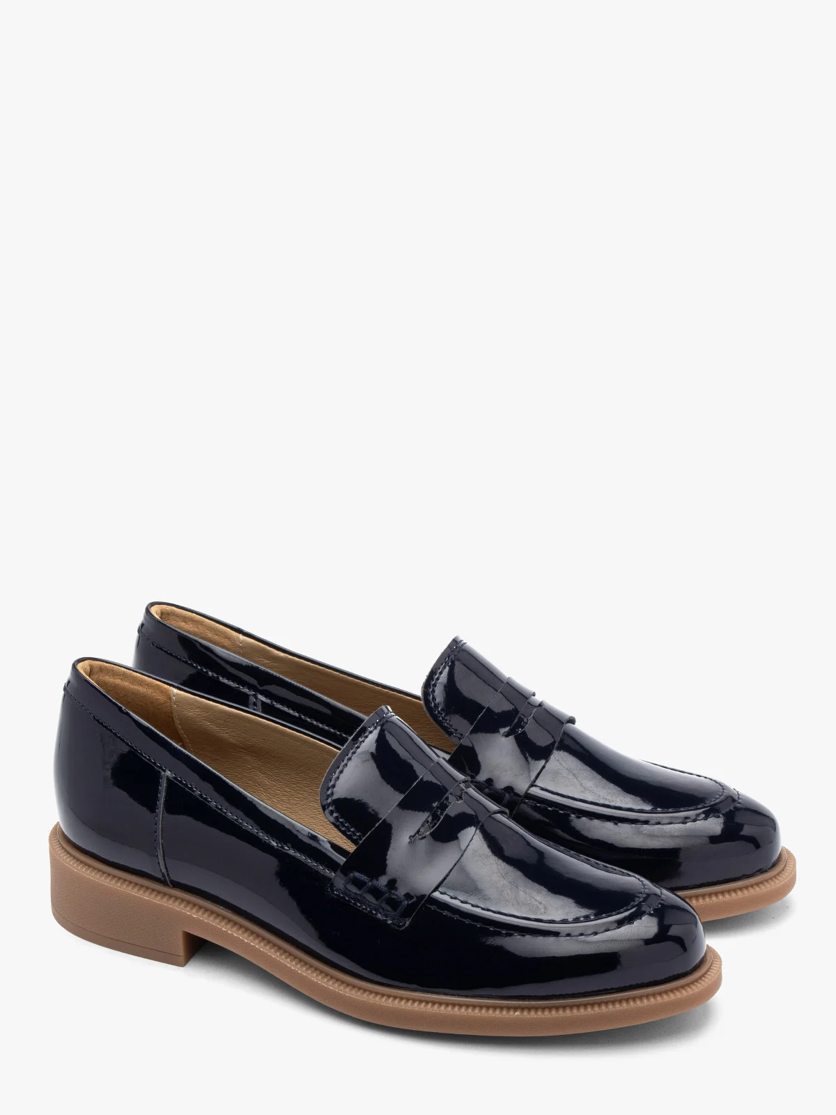 Granatowe lakierowane mokasyny na beżowym spodzie