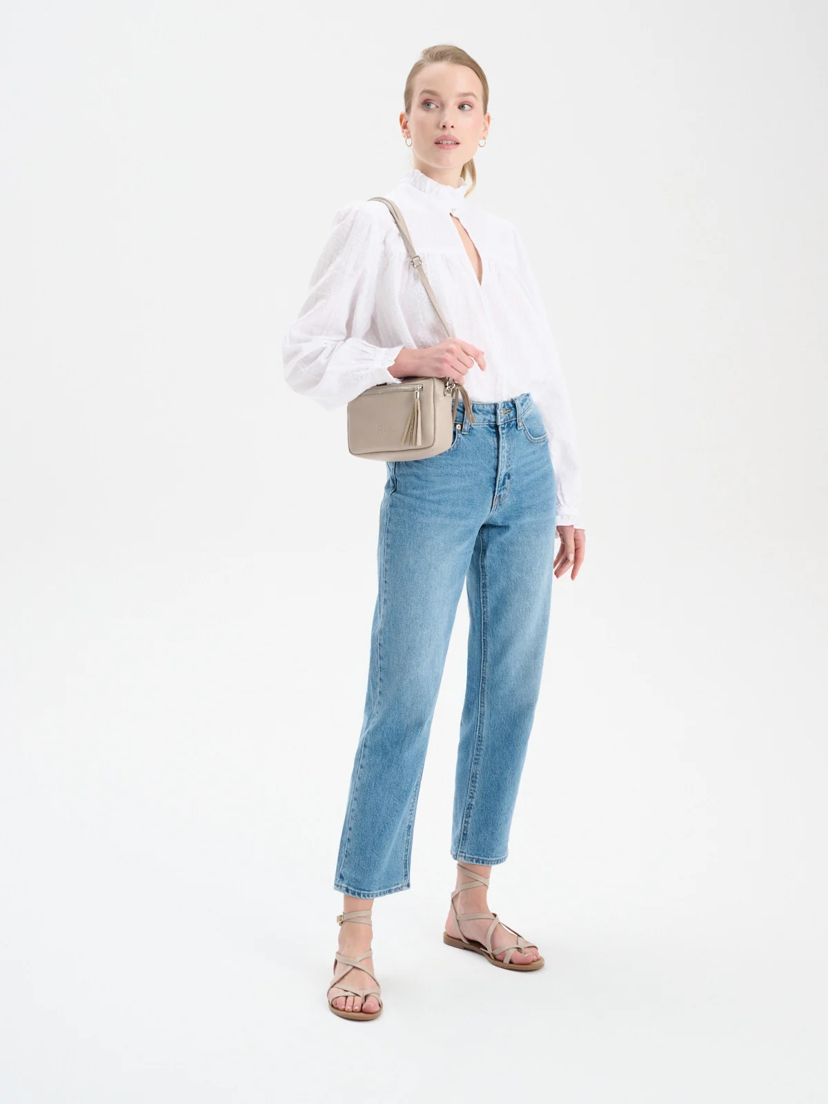 Beżowe sandały typu japonki