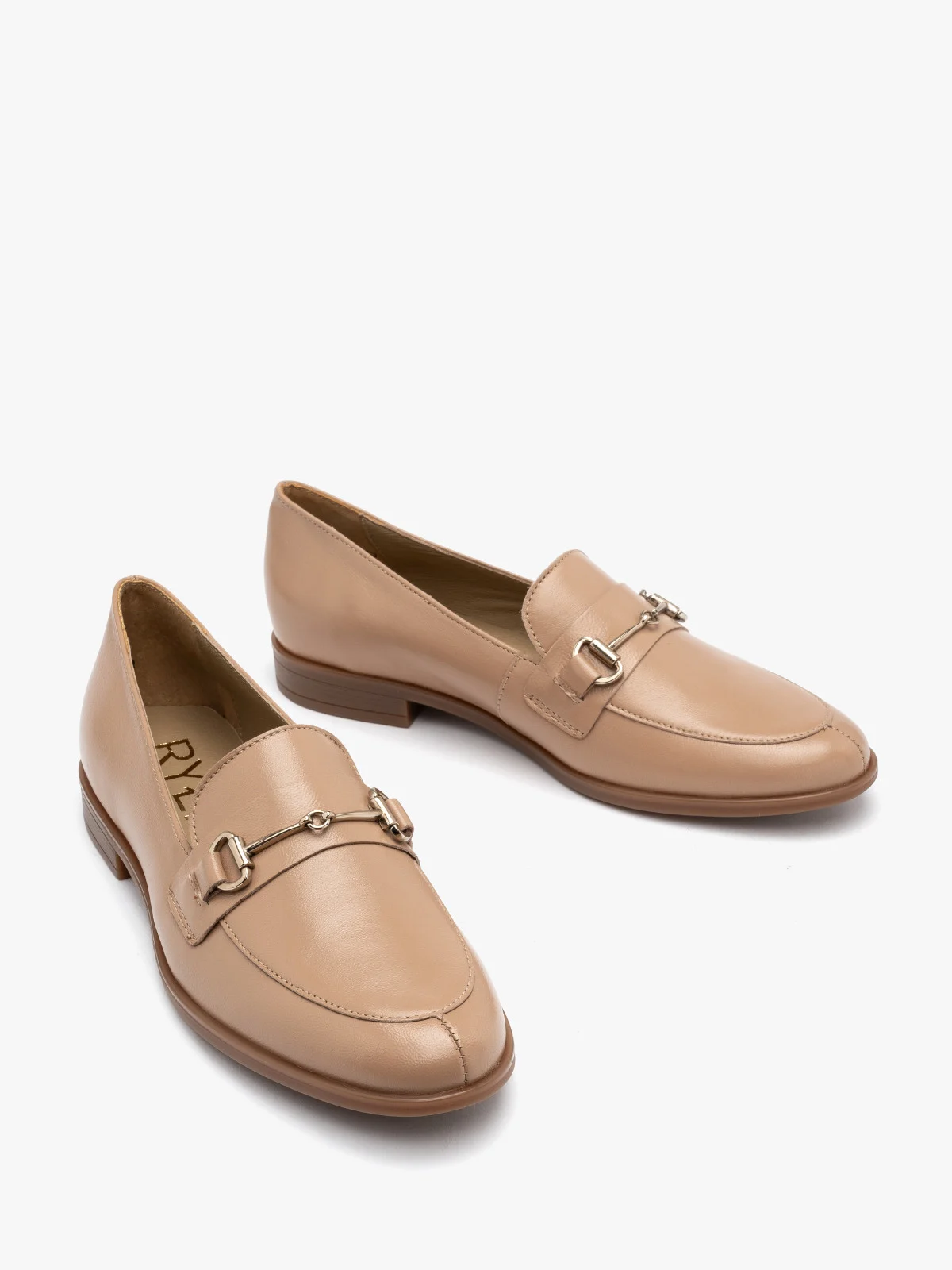 Beżowe mokasyny ze złotą ozdobą