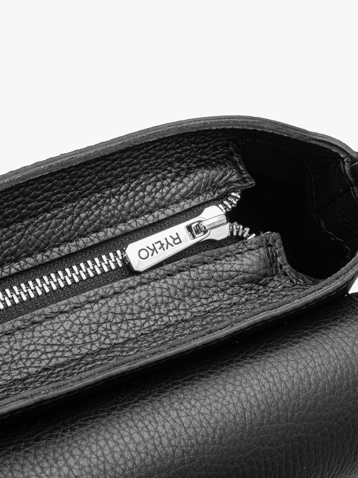 Elegancka, czarna torebka z dwoma paskami