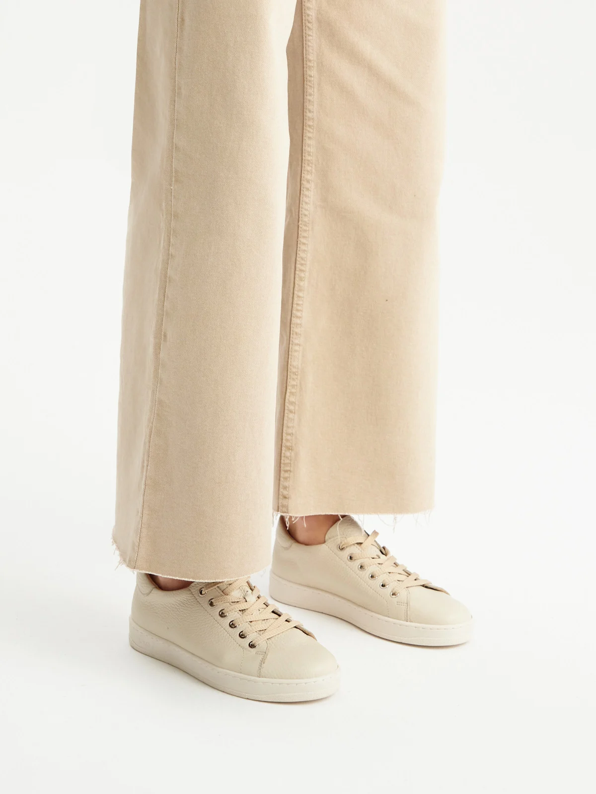 Kremowe półbuty sportowe na płaskim spodzie