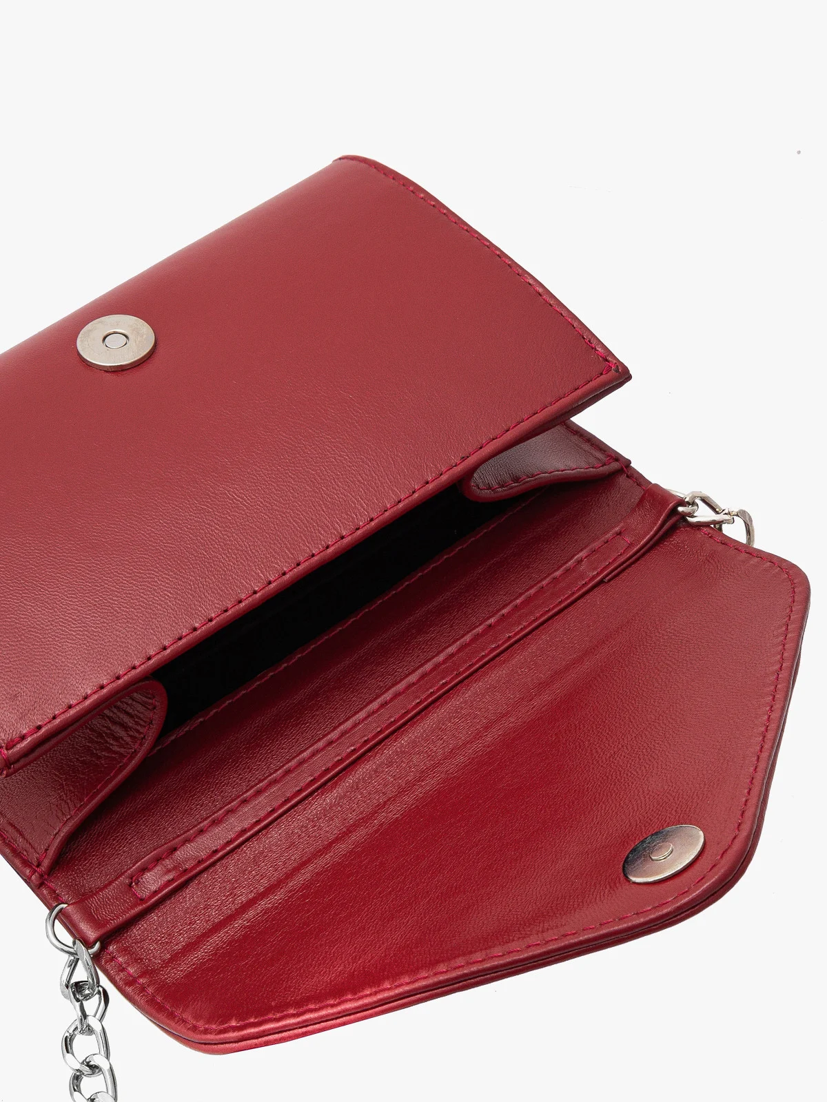 Czerwona torebka kopertówka z łańcuszkowym paskiem