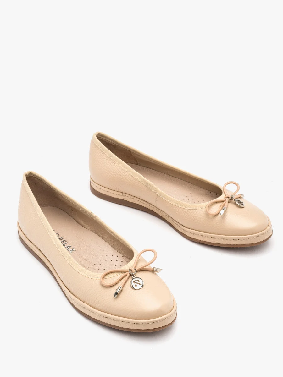 Beżowe baleriny z ozdobną kokardką