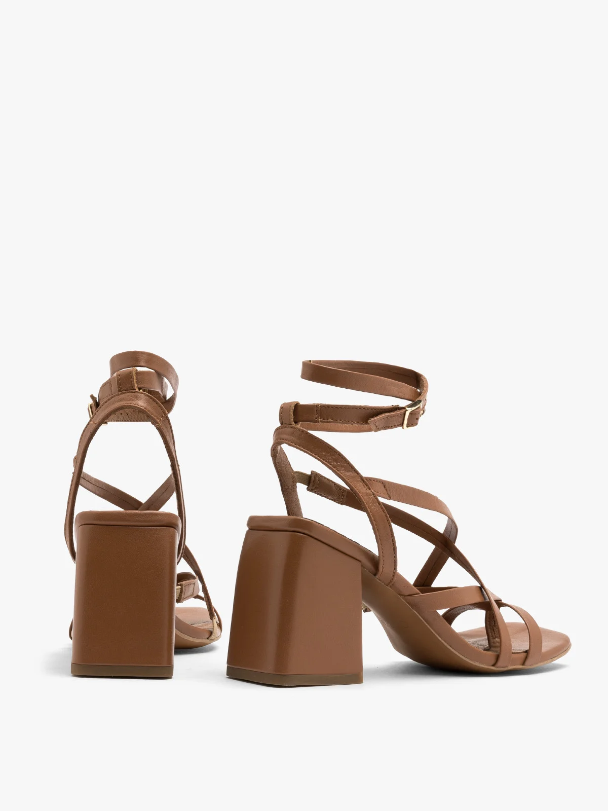 Jasnobrązowe sandały typu japonki na masywnym obcasie