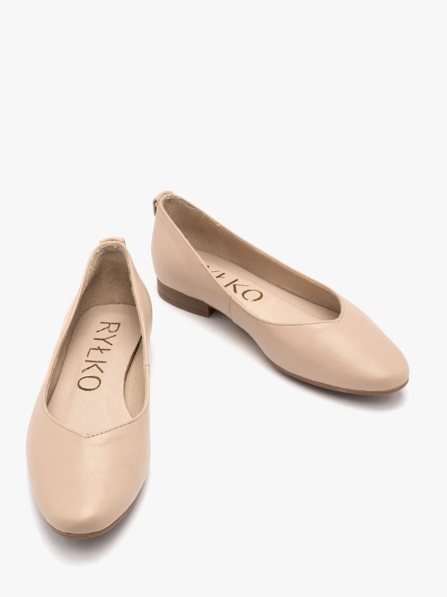 Beżowe baleriny z ozdobną cholewką