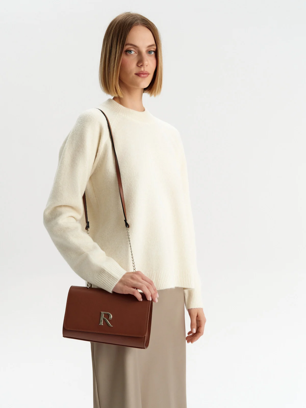 Brązowa torebka typu kopertówka na srebrnym łańcuszku