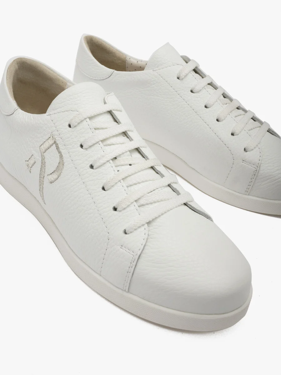 Białe sportowe półbuty ze srebrnym logo