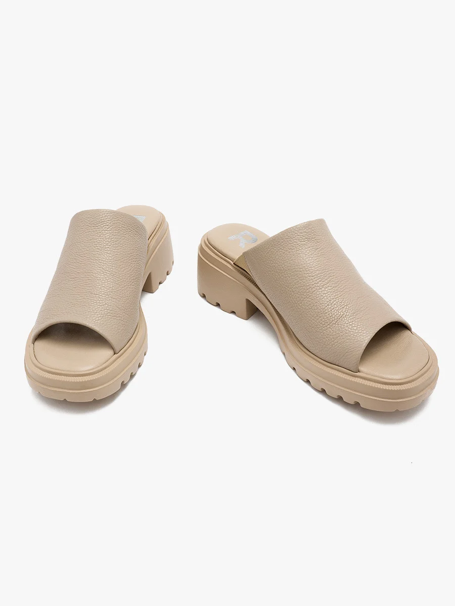 Beżowe klapki na platformie