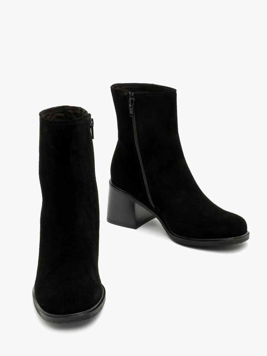 Czarne botki na masywnym obcasie