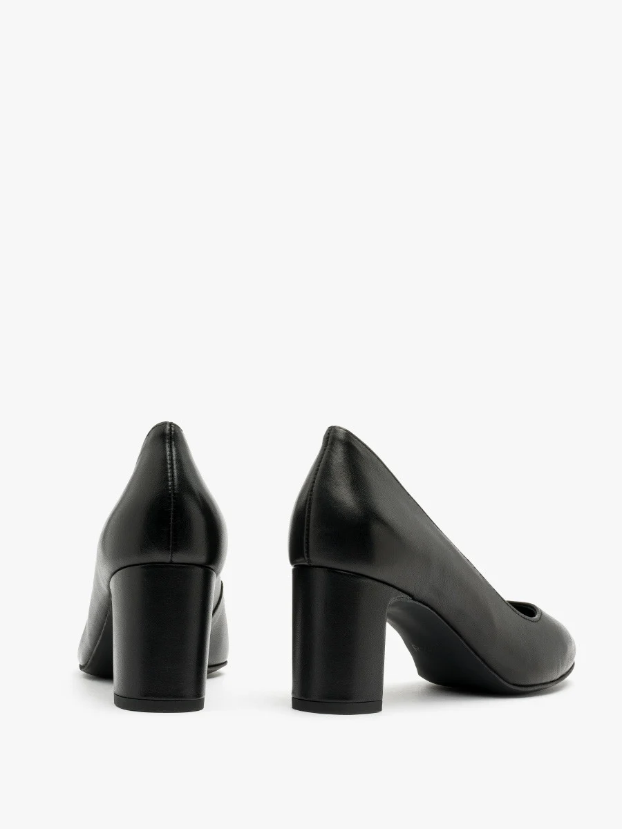 Czarne czółenka na słupku