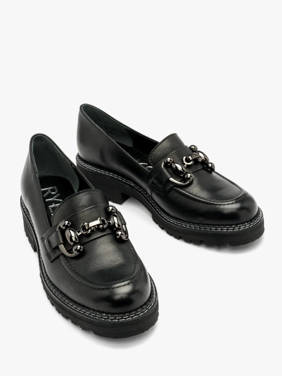 Czarne mokasyny z ozdobą na cholewce