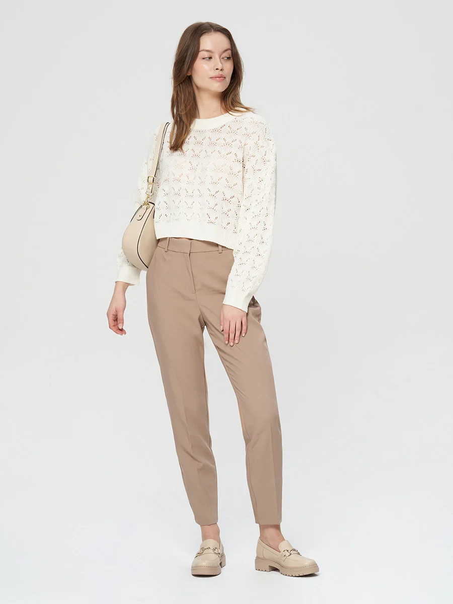 Beżowe mokasyny ze złotą ozdobą