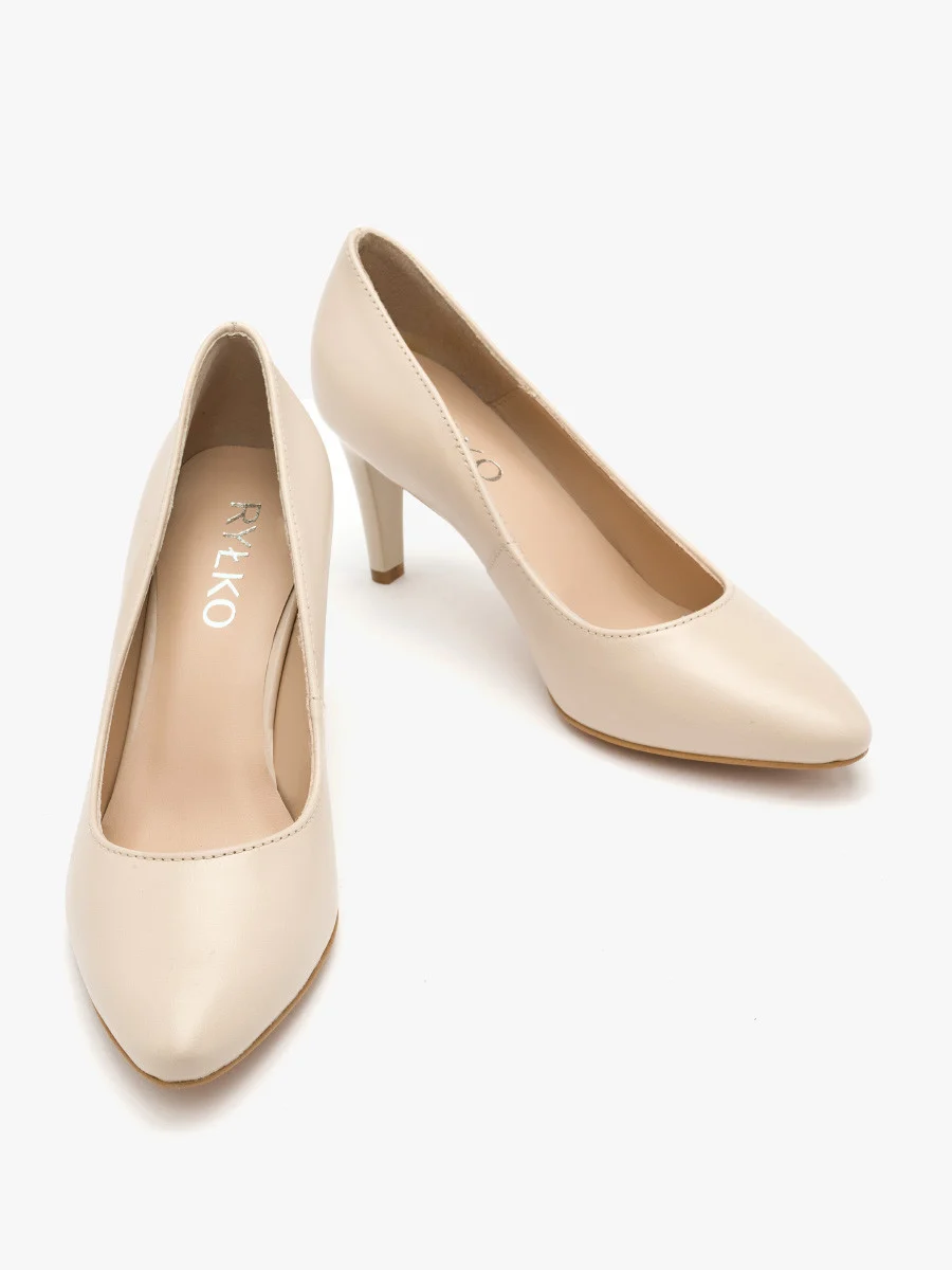 Beżowe czółenka na lakierowanej szpilce