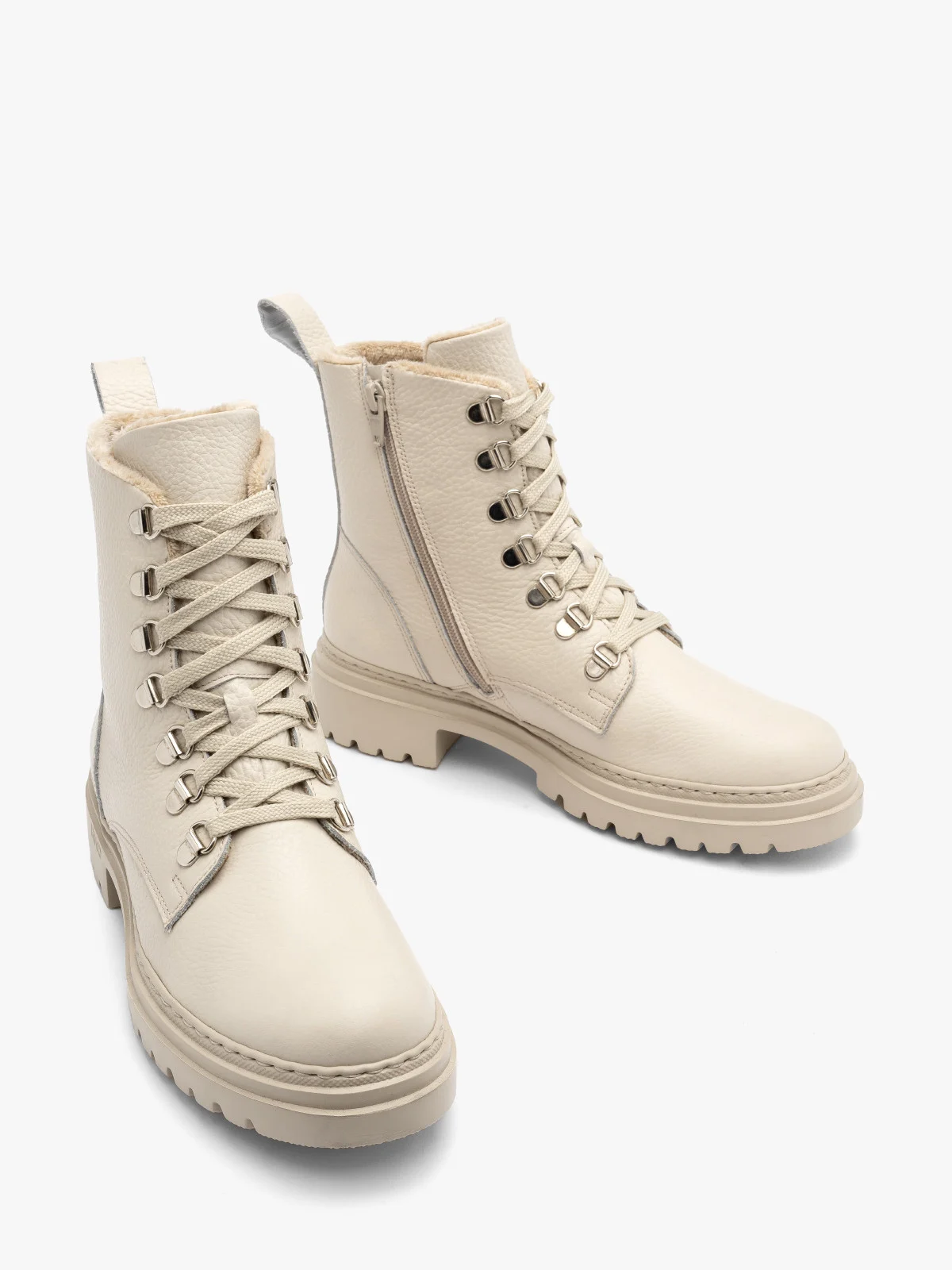 Kremowe trzewiki damskie z ozdobnymi hakami