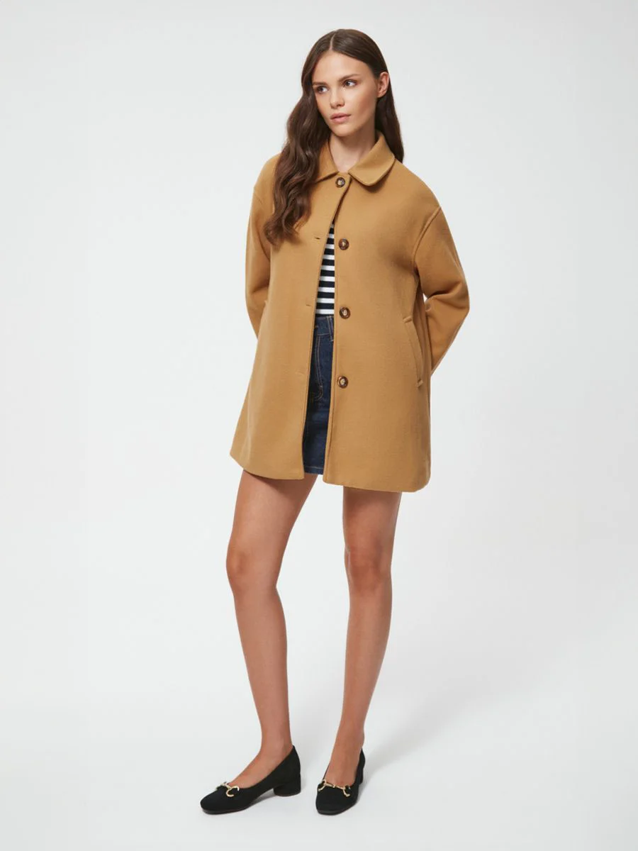 Czarne czółenka ze złotą klamrą