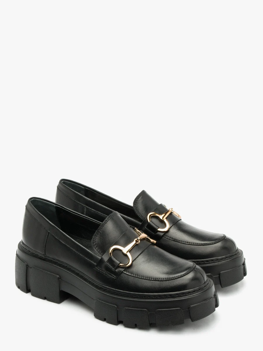 Czarne mokasyny ze złotą ozdobą