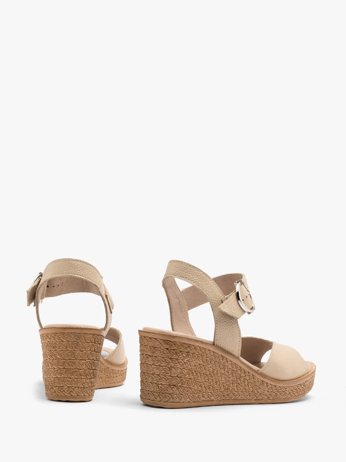 Beżowe sandały na koturnie
