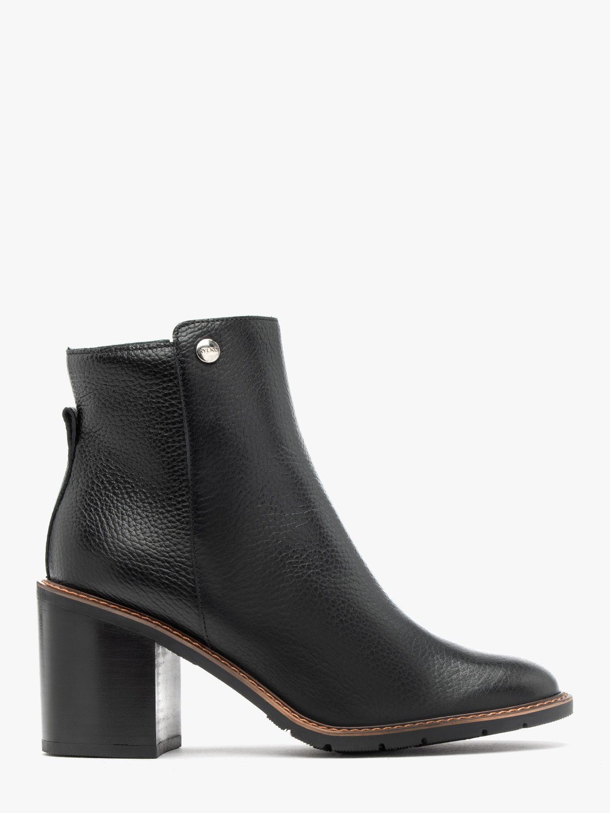 Klasyczne, czarne botki na klocku