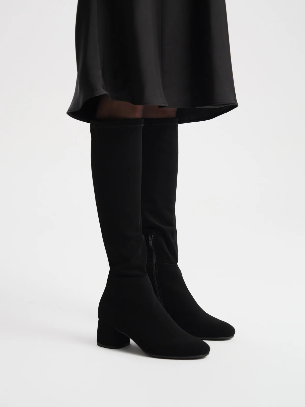 Elastyczne kozaki na niskim obcasie