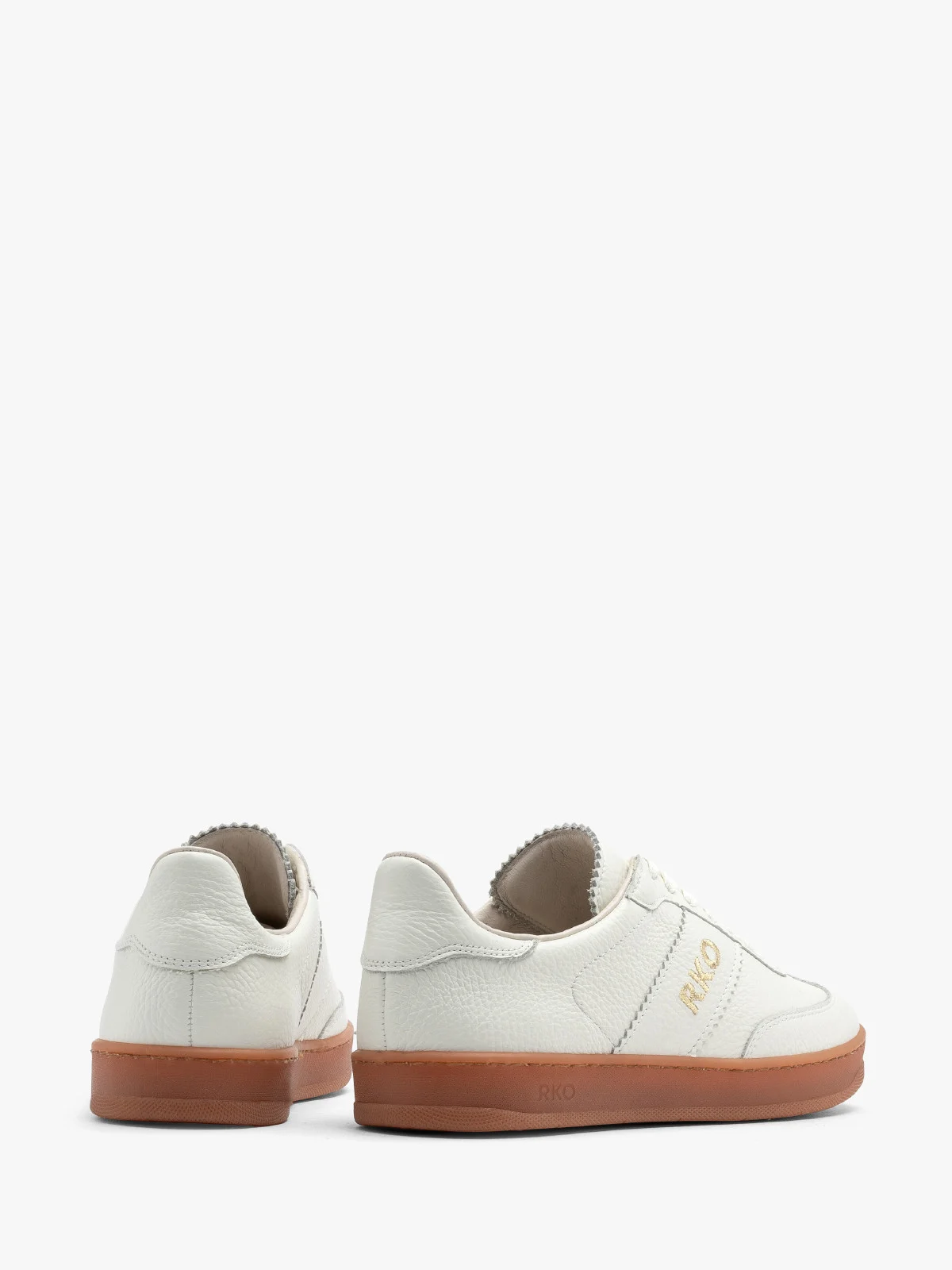 Białe półbuty sportowe w na beżowym spodzie