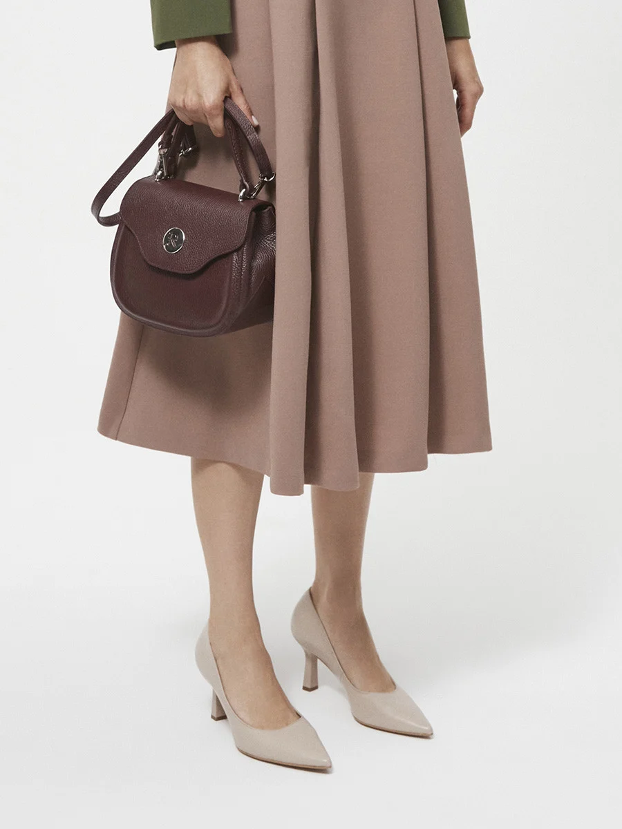 Beżowe czółenka na lakierowanym obcasie