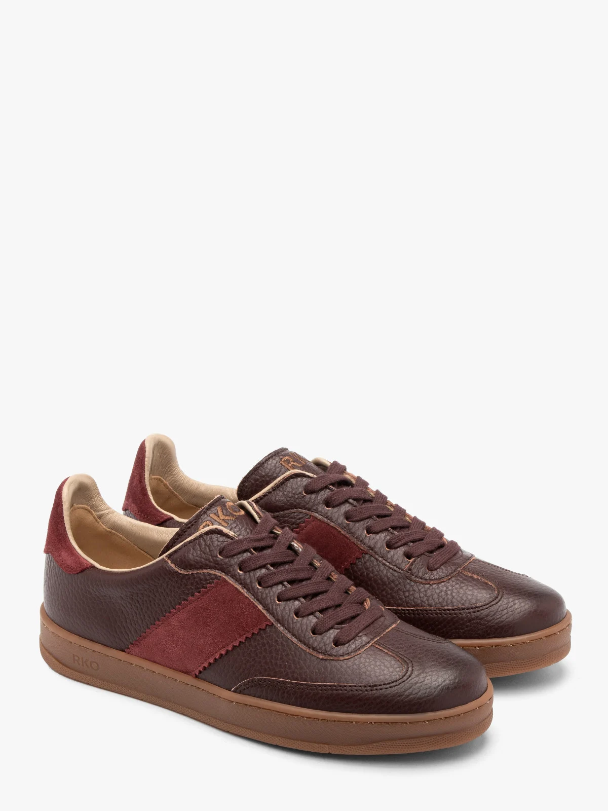 Bordowe półbuty damskie w sportowym stylu na płaskiej podeszwie