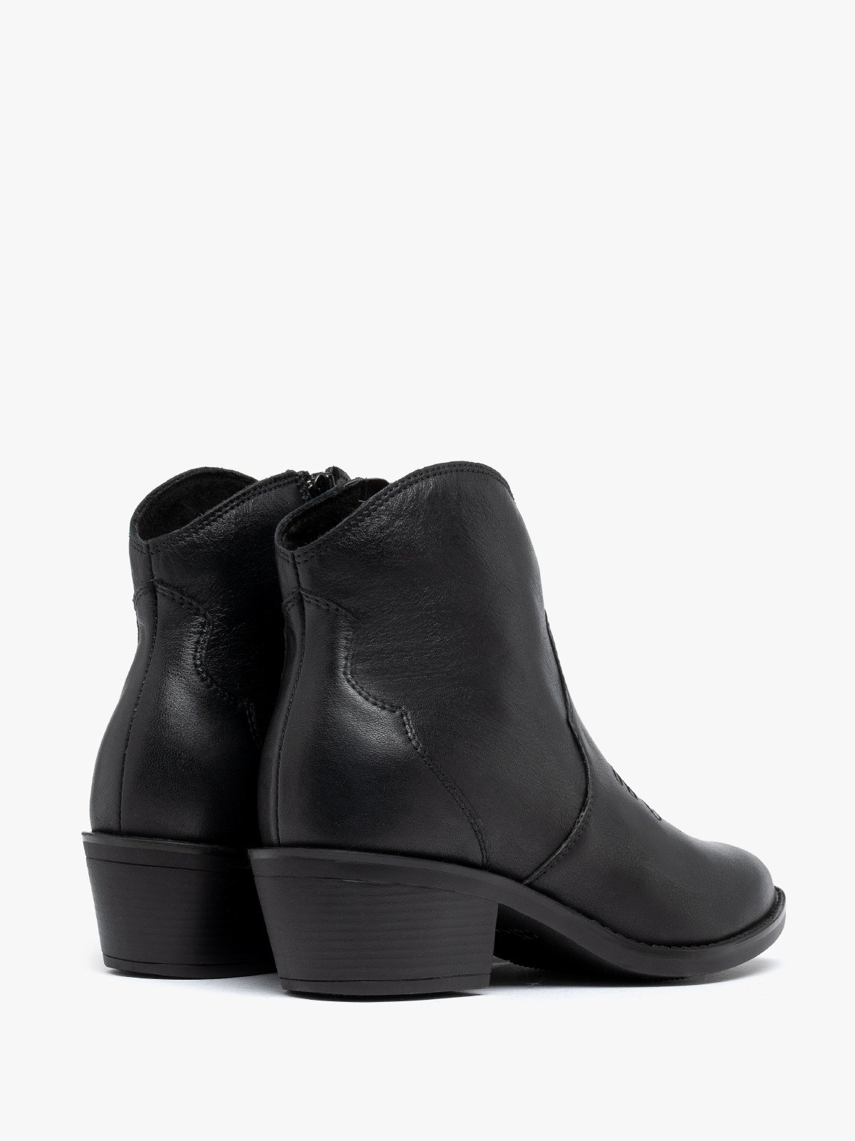 Czarne botki typu kowbojki z dekoracyjnym haftem