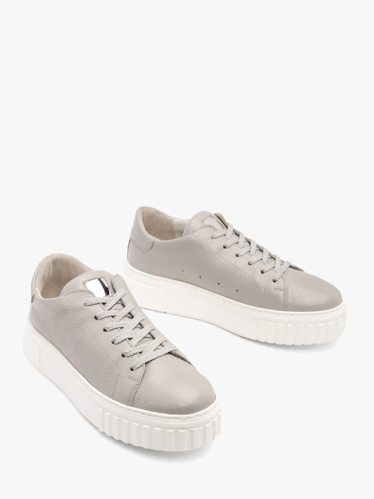 Szare sportowe półbuty na białej grubej podeszwie