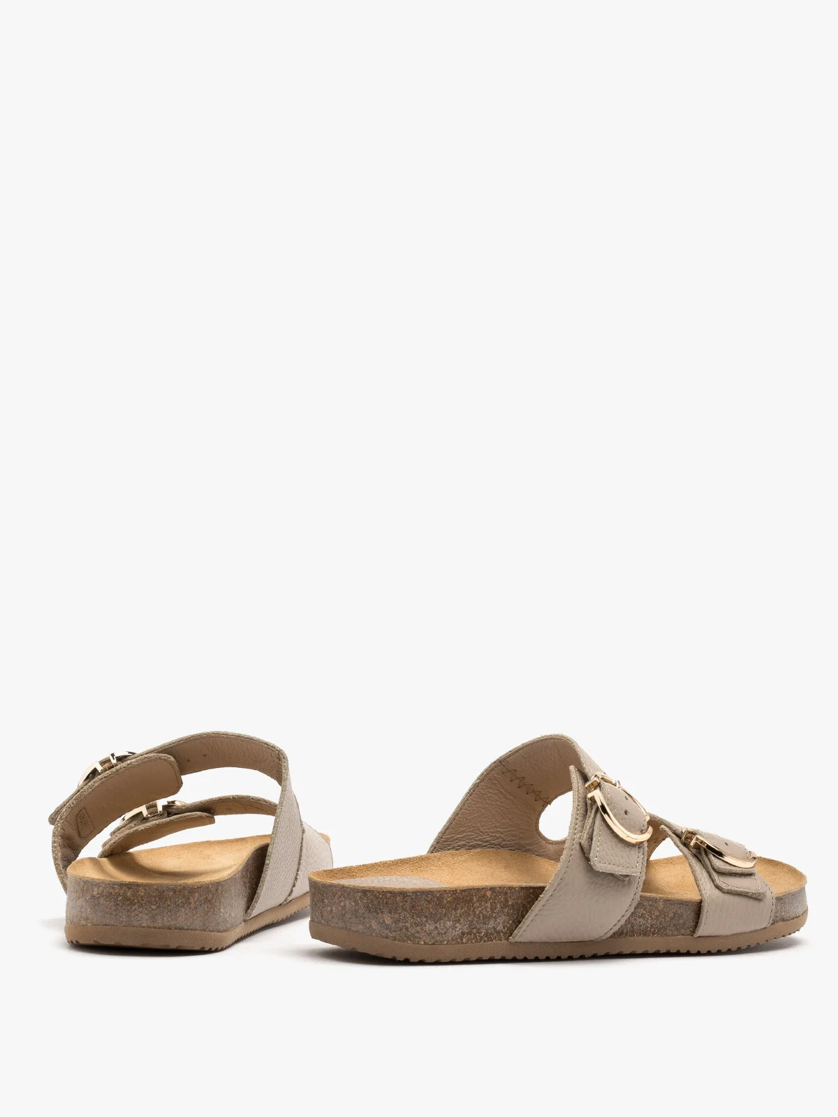 Beżowe klapki ze złotymi sprzączkami